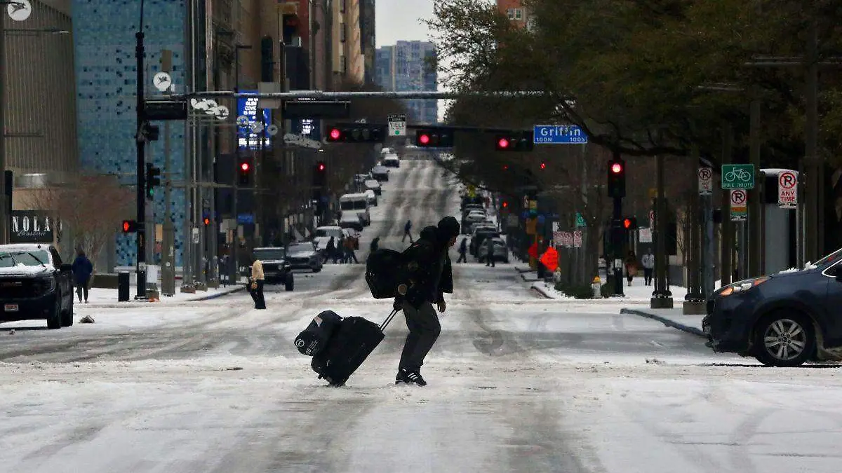 Tormenta invernal en EU deja tres muertos y cerca de mil 900 vuelos cancelados